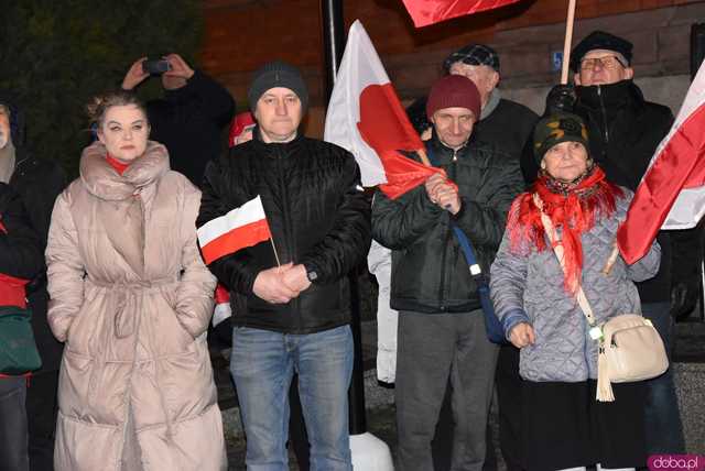 [WIDEO, FOTO] Jest w nas gniew, Koalicja oszustów. Działacze PiS nie kryli oburzenia zmianami w mediach publicznych podczas manifestacji w Świdnicy