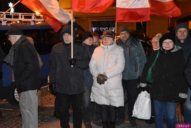 [WIDEO, FOTO] Jest w nas gniew, Koalicja oszustów. Działacze PiS nie kryli oburzenia zmianami w mediach publicznych podczas manifestacji w Świdnicy