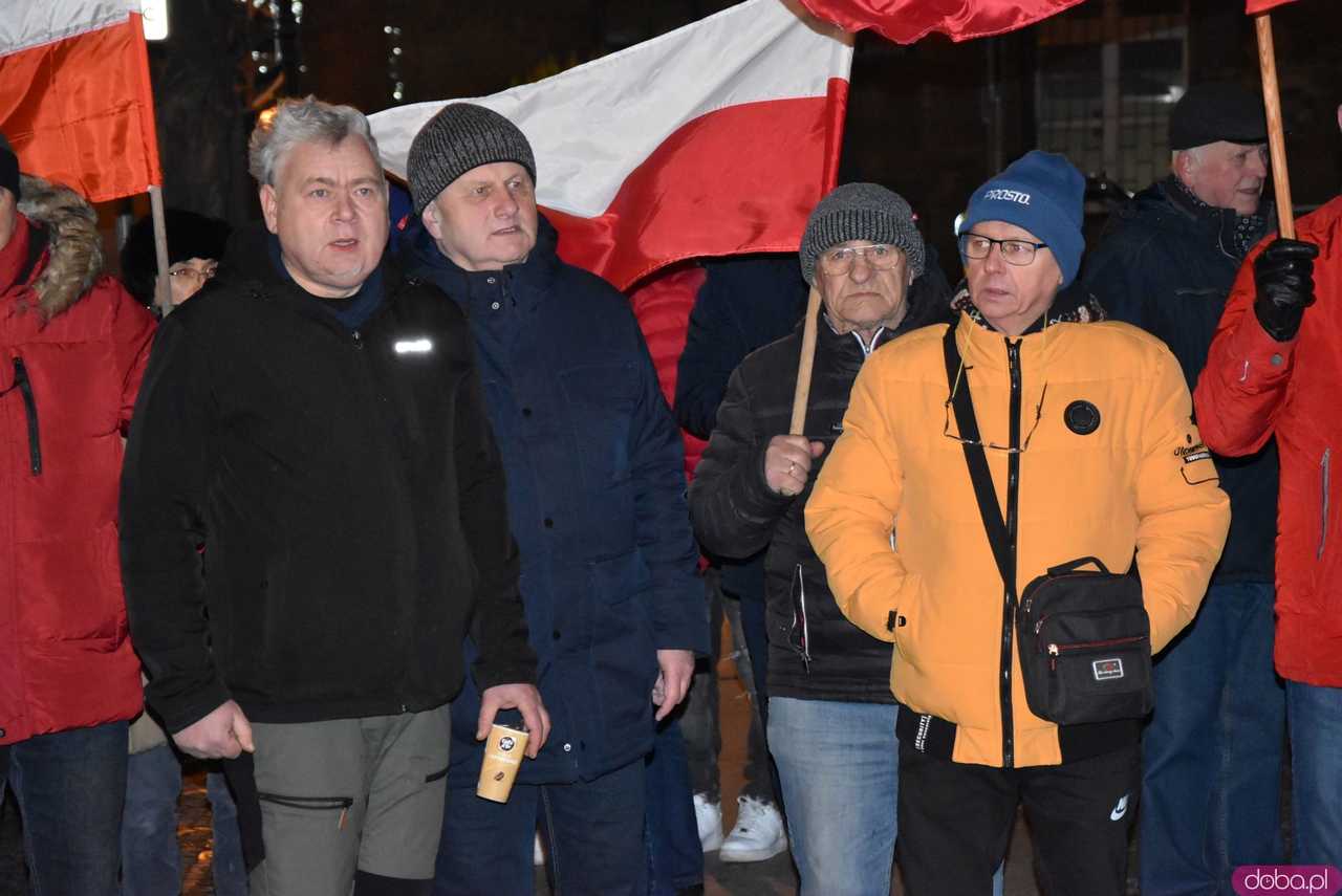 [WIDEO, FOTO] Jest w nas gniew, Koalicja oszustów. Działacze PiS nie kryli oburzenia zmianami w mediach publicznych podczas manifestacji w Świdnicy