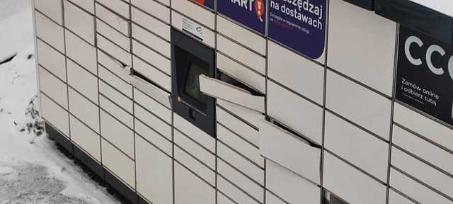 Nieznani sprawcy okradli paczkomat