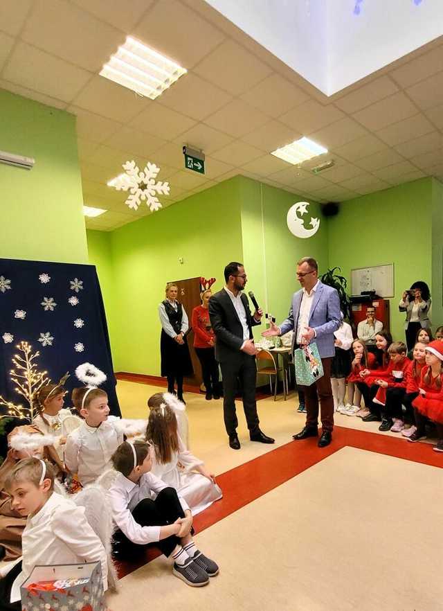 [FOTO] Jasełka i świąteczne przedstawienia w świebodzickich szkołach