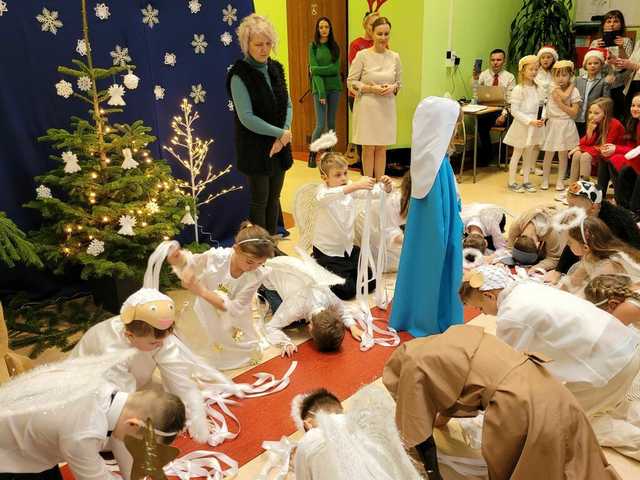 [FOTO] Jasełka i świąteczne przedstawienia w świebodzickich szkołach