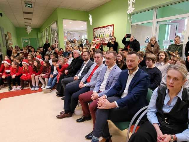 [FOTO] Jasełka i świąteczne przedstawienia w świebodzickich szkołach
