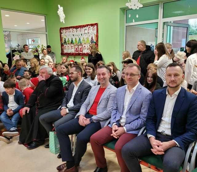 [FOTO] Jasełka i świąteczne przedstawienia w świebodzickich szkołach