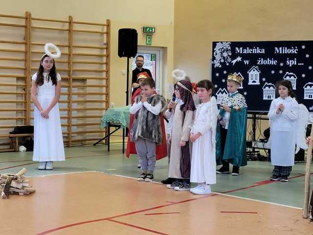 [FOTO] Jasełka i świąteczne przedstawienia w świebodzickich szkołach