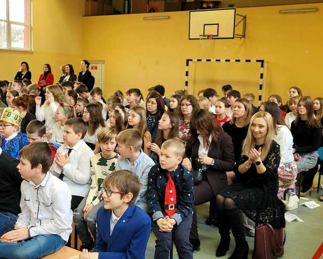 [FOTO] Jasełka i świąteczne przedstawienia w świebodzickich szkołach