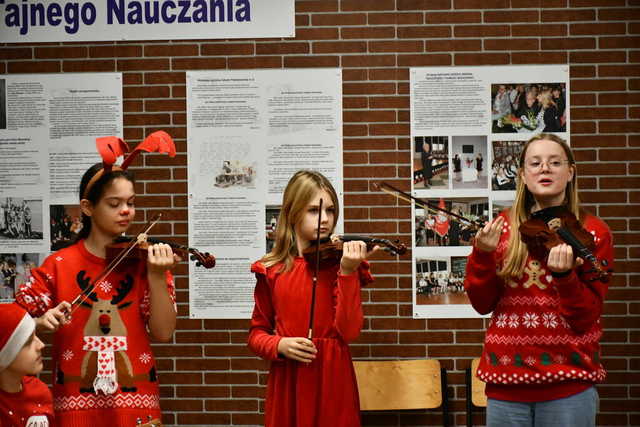 [FOTO] Jasełka i świąteczne przedstawienia w świebodzickich szkołach
