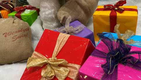 Jakie prezenty Polacy najczęściej dostają pod choinkę? [RAPORT]