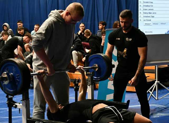 [FOTO] Rywalizowali w wyciskaniu sztangi leżąc. Imponująca frekwencja i zacięte zawody na hali świebodzickiego OSiR-u