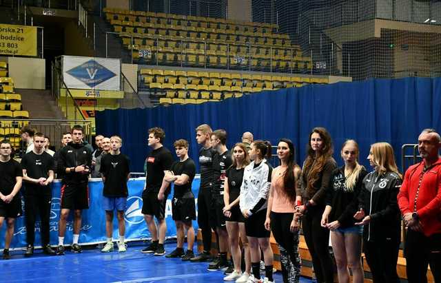 [FOTO] Rywalizowali w wyciskaniu sztangi leżąc. Imponująca frekwencja i zacięte zawody na hali świebodzickiego OSiR-u