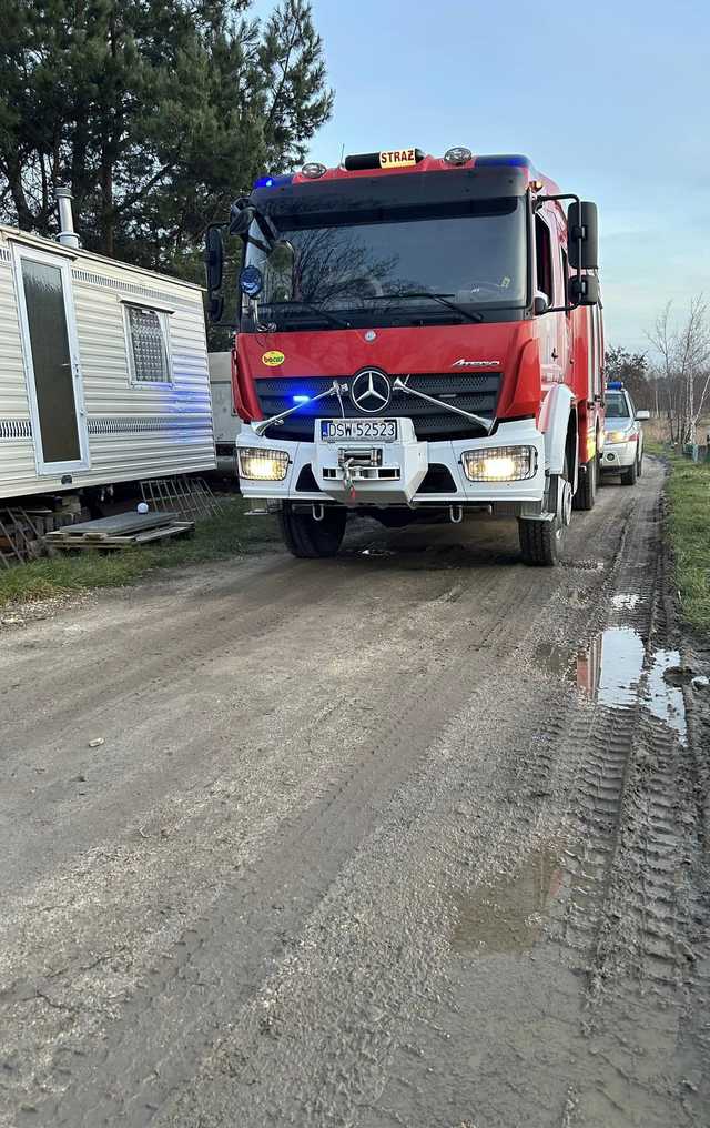 [FOTO] Kierowca zapomniał zaciągnąć ręcznego, auto stoczyło się do wody