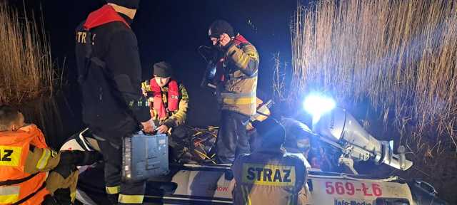[FOTO] Kierowca zapomniał zaciągnąć ręcznego, auto stoczyło się do wody