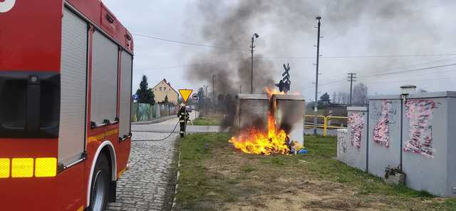 Pożar kontenera z odzieżą używaną