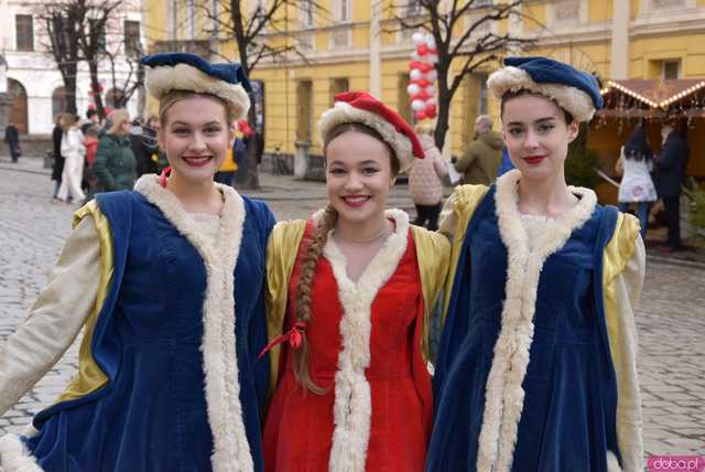[WIDEO, FOTO] Maturzyści zatańczyli poloneza na świdnickim rynku po raz osiemnasty