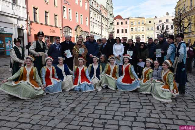 [WIDEO, FOTO] Maturzyści zatańczyli poloneza na świdnickim rynku po raz osiemnasty