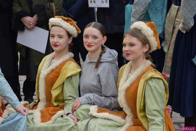 [WIDEO, FOTO] Maturzyści zatańczyli poloneza na świdnickim rynku po raz osiemnasty