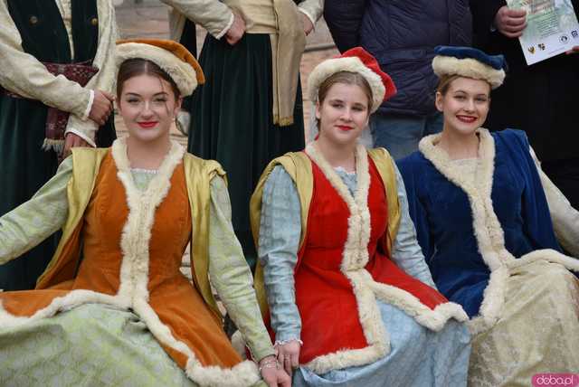 [WIDEO, FOTO] Maturzyści zatańczyli poloneza na świdnickim rynku po raz osiemnasty