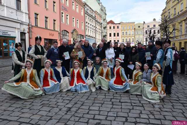 [WIDEO, FOTO] Maturzyści zatańczyli poloneza na świdnickim rynku po raz osiemnasty