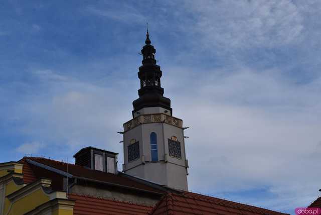 [WIDEO, FOTO] Maturzyści zatańczyli poloneza na świdnickim rynku po raz osiemnasty
