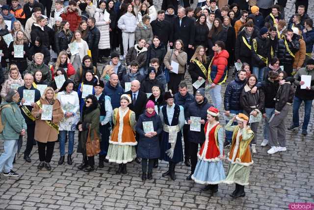 [WIDEO, FOTO] Maturzyści zatańczyli poloneza na świdnickim rynku po raz osiemnasty