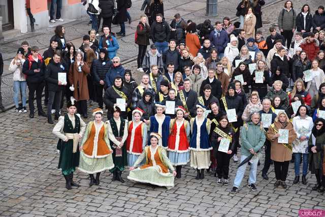 [WIDEO, FOTO] Maturzyści zatańczyli poloneza na świdnickim rynku po raz osiemnasty