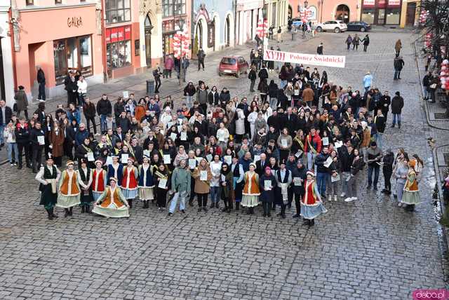[WIDEO, FOTO] Maturzyści zatańczyli poloneza na świdnickim rynku po raz osiemnasty