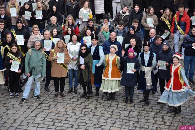 [WIDEO, FOTO] Maturzyści zatańczyli poloneza na świdnickim rynku po raz osiemnasty