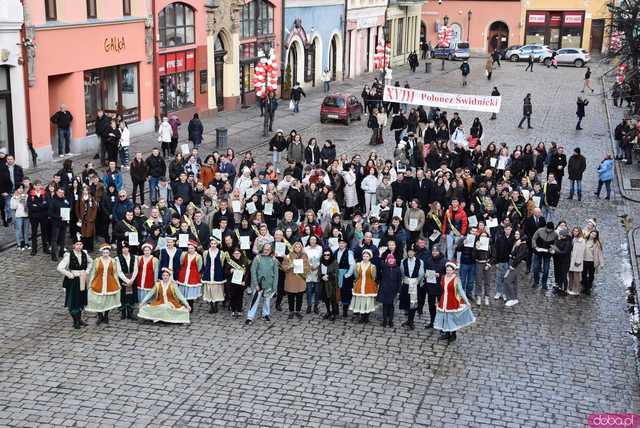 [WIDEO, FOTO] Maturzyści zatańczyli poloneza na świdnickim rynku po raz osiemnasty