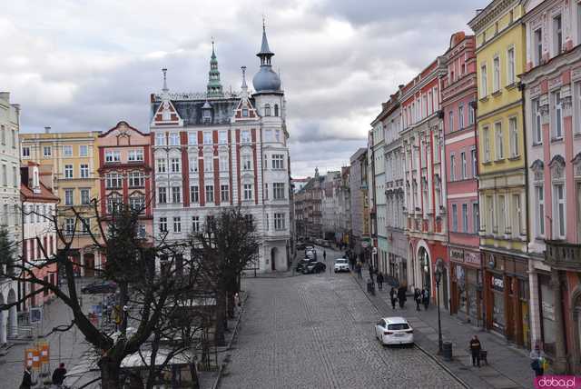 [WIDEO, FOTO] Maturzyści zatańczyli poloneza na świdnickim rynku po raz osiemnasty