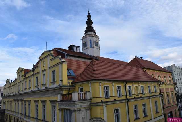 [WIDEO, FOTO] Maturzyści zatańczyli poloneza na świdnickim rynku po raz osiemnasty