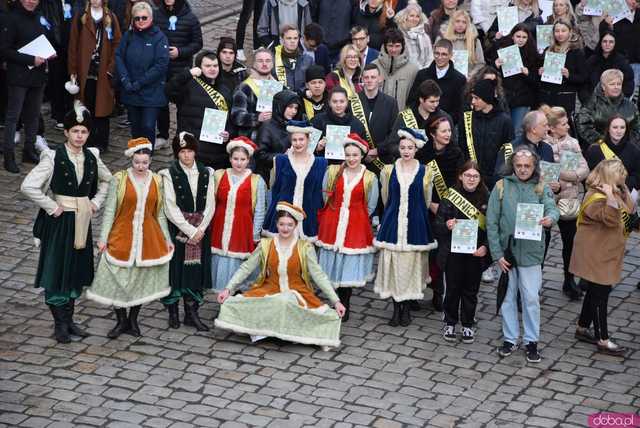 [WIDEO, FOTO] Maturzyści zatańczyli poloneza na świdnickim rynku po raz osiemnasty