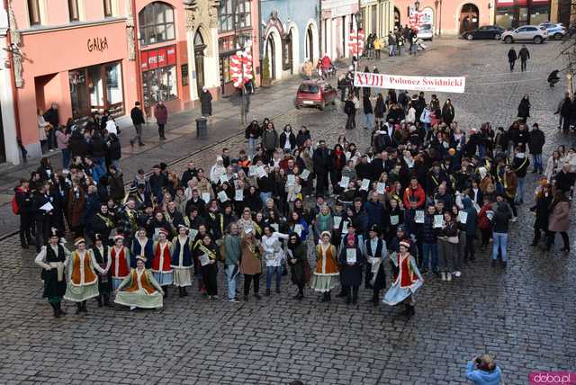[WIDEO, FOTO] Maturzyści zatańczyli poloneza na świdnickim rynku po raz osiemnasty