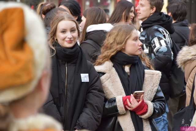 [WIDEO, FOTO] Maturzyści zatańczyli poloneza na świdnickim rynku po raz osiemnasty