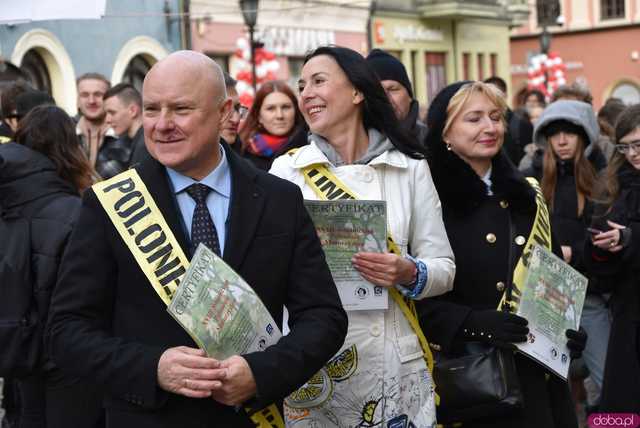 [WIDEO, FOTO] Maturzyści zatańczyli poloneza na świdnickim rynku po raz osiemnasty
