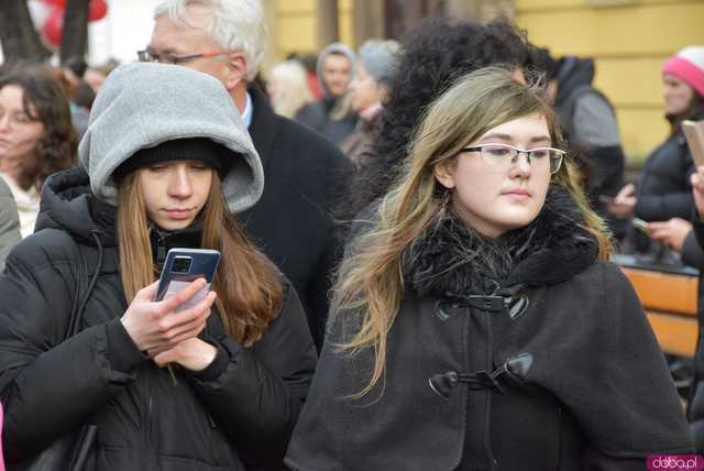 [WIDEO, FOTO] Maturzyści zatańczyli poloneza na świdnickim rynku po raz osiemnasty