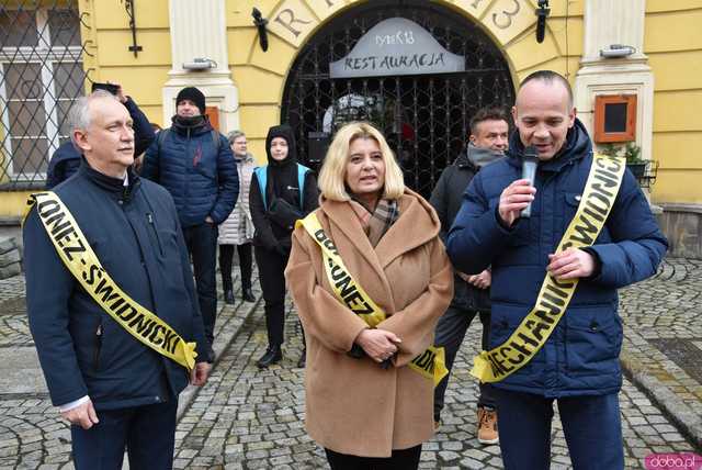[WIDEO, FOTO] Maturzyści zatańczyli poloneza na świdnickim rynku po raz osiemnasty
