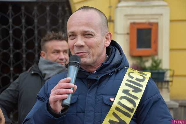 [WIDEO, FOTO] Maturzyści zatańczyli poloneza na świdnickim rynku po raz osiemnasty