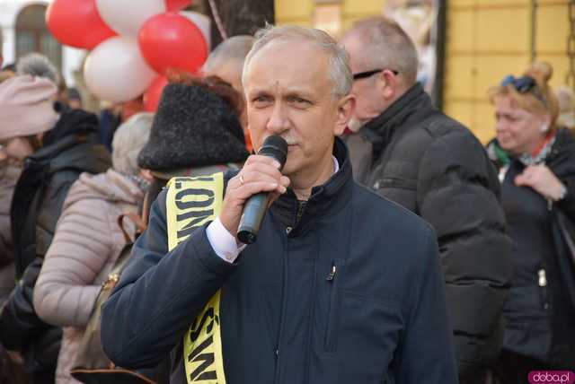 [WIDEO, FOTO] Maturzyści zatańczyli poloneza na świdnickim rynku po raz osiemnasty