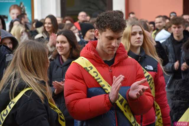 [WIDEO, FOTO] Maturzyści zatańczyli poloneza na świdnickim rynku po raz osiemnasty