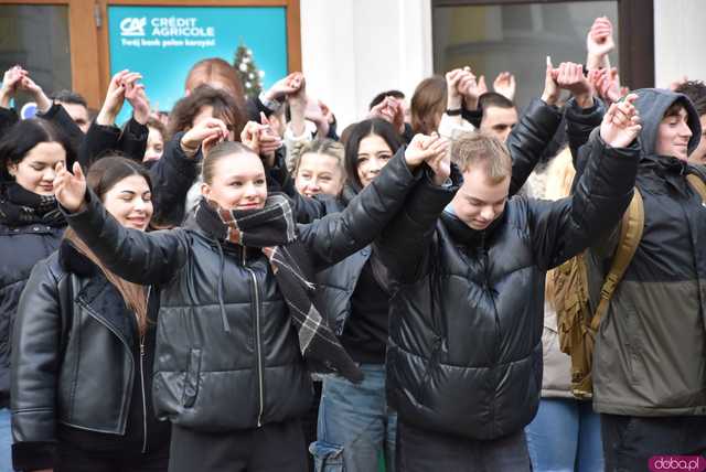 [WIDEO, FOTO] Maturzyści zatańczyli poloneza na świdnickim rynku po raz osiemnasty