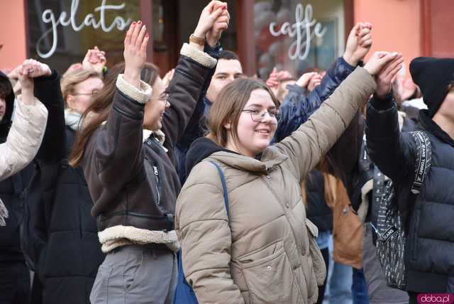[WIDEO, FOTO] Maturzyści zatańczyli poloneza na świdnickim rynku po raz osiemnasty