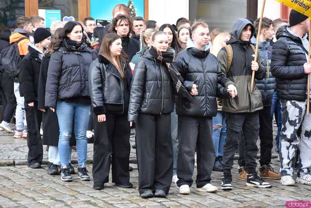 [WIDEO, FOTO] Maturzyści zatańczyli poloneza na świdnickim rynku po raz osiemnasty