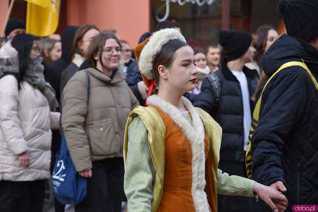 [WIDEO, FOTO] Maturzyści zatańczyli poloneza na świdnickim rynku po raz osiemnasty