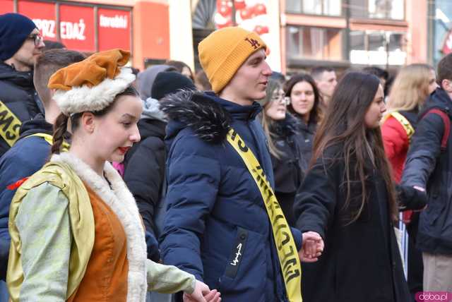 [WIDEO, FOTO] Maturzyści zatańczyli poloneza na świdnickim rynku po raz osiemnasty