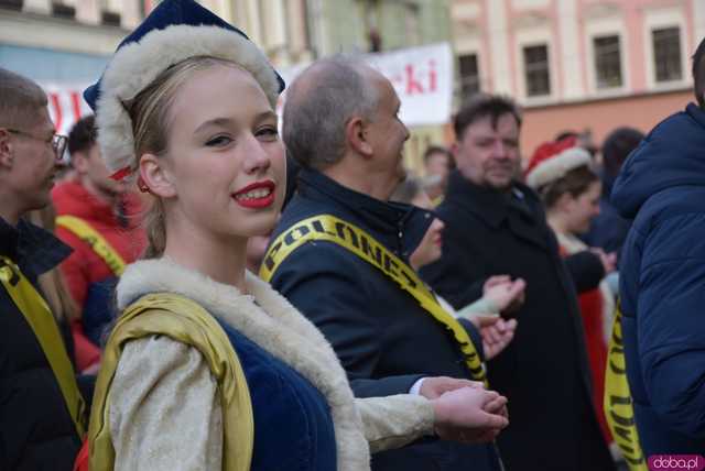 [WIDEO, FOTO] Maturzyści zatańczyli poloneza na świdnickim rynku po raz osiemnasty