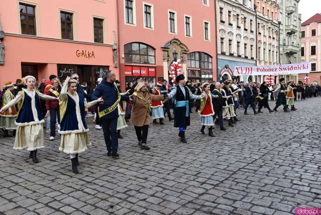 [WIDEO, FOTO] Maturzyści zatańczyli poloneza na świdnickim rynku po raz osiemnasty