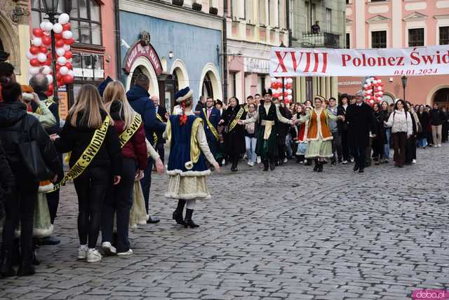 [WIDEO, FOTO] Maturzyści zatańczyli poloneza na świdnickim rynku po raz osiemnasty