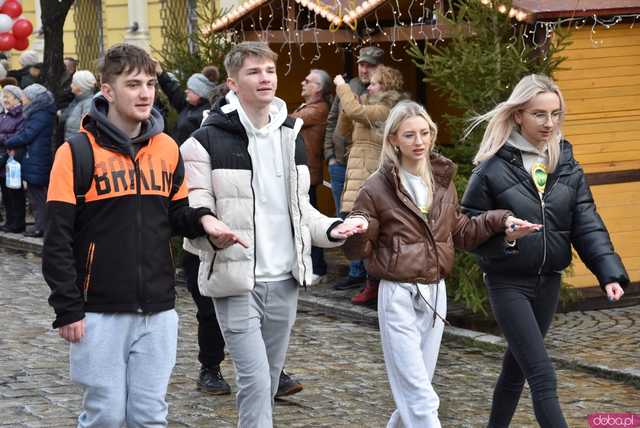 [WIDEO, FOTO] Maturzyści zatańczyli poloneza na świdnickim rynku po raz osiemnasty