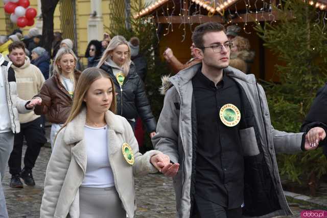 [WIDEO, FOTO] Maturzyści zatańczyli poloneza na świdnickim rynku po raz osiemnasty