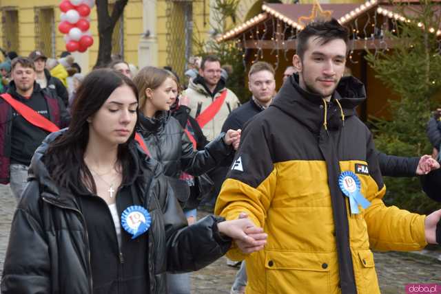 [WIDEO, FOTO] Maturzyści zatańczyli poloneza na świdnickim rynku po raz osiemnasty
